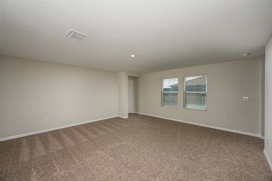 Spacious, unfurnished interior of a new home in Pasadena Ridge, Dade City (Image 20).