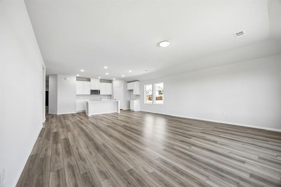 Spacious, unfurnished interior of a new home in Santorini, Seagoville (Image 15).
