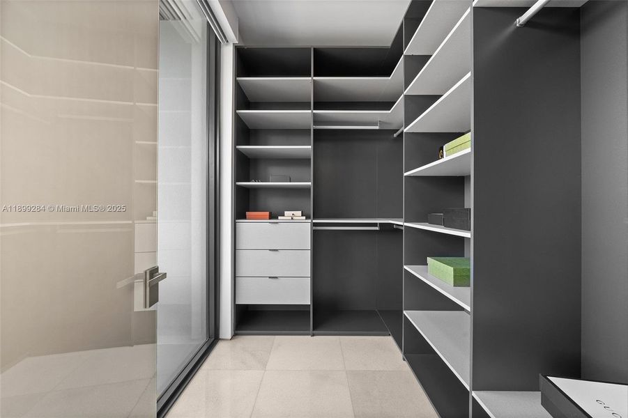 4rd Bedroom Walk-in-closet