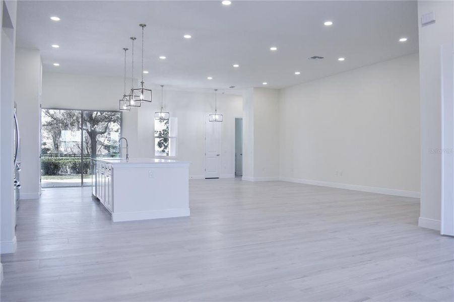 Spacious, unfurnished interior of a new home in , Lake Alfred (Image 32).