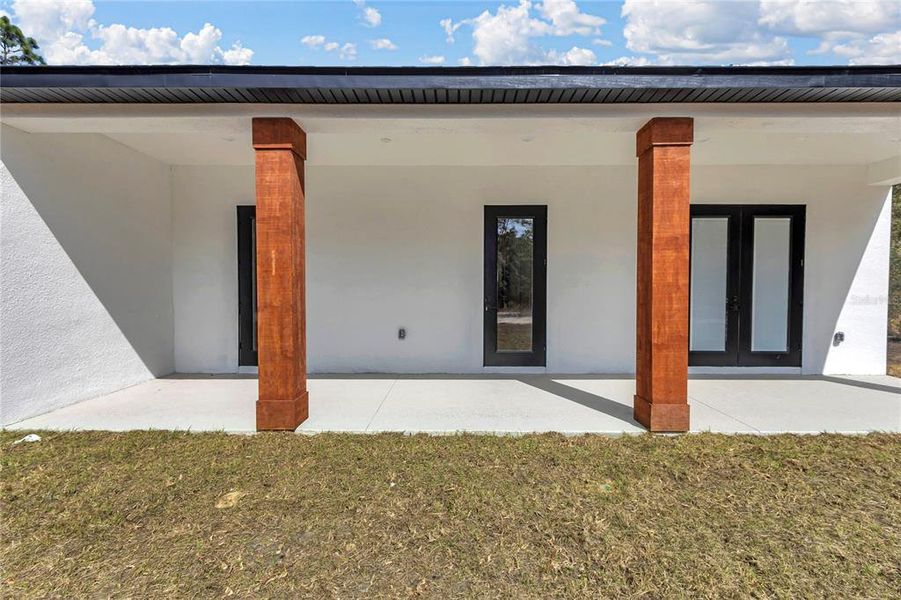Exterior details and patio area of a home in , Dunnellon (Image 3).