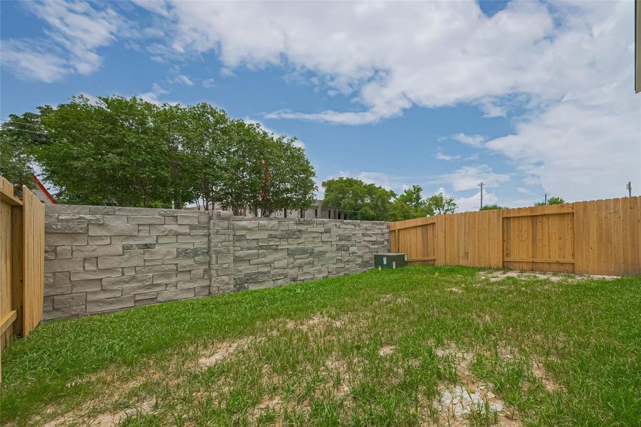 Exterior details and patio area of a home in Regents Court, Houston (Image 28).