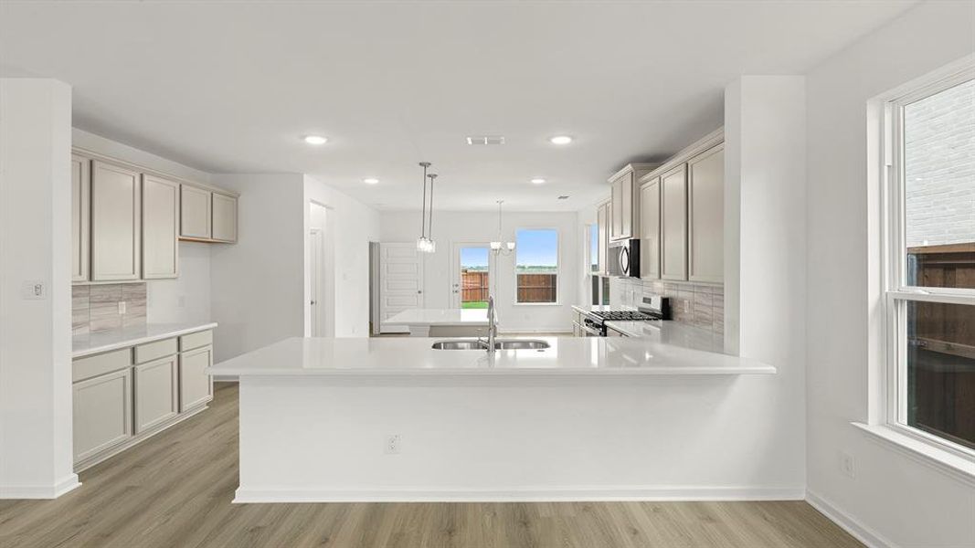 10. 3210 Summerland - Kitchen 10. 3210 Summerland - Kitchen
