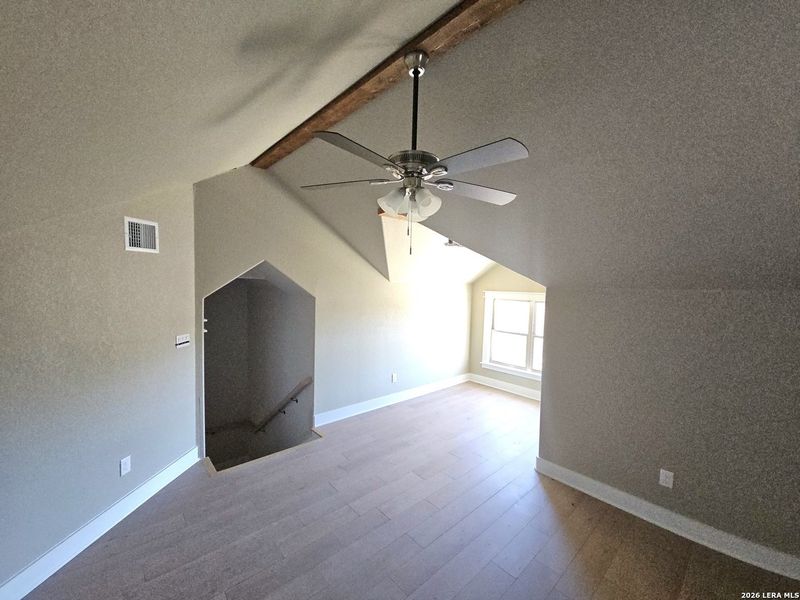 Spacious, unfurnished interior of a new home in , Bandera (Image 23).