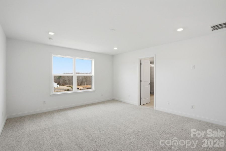 Spacious, unfurnished interior of a new home in Forest Creek, Waxhaw (Image 41).