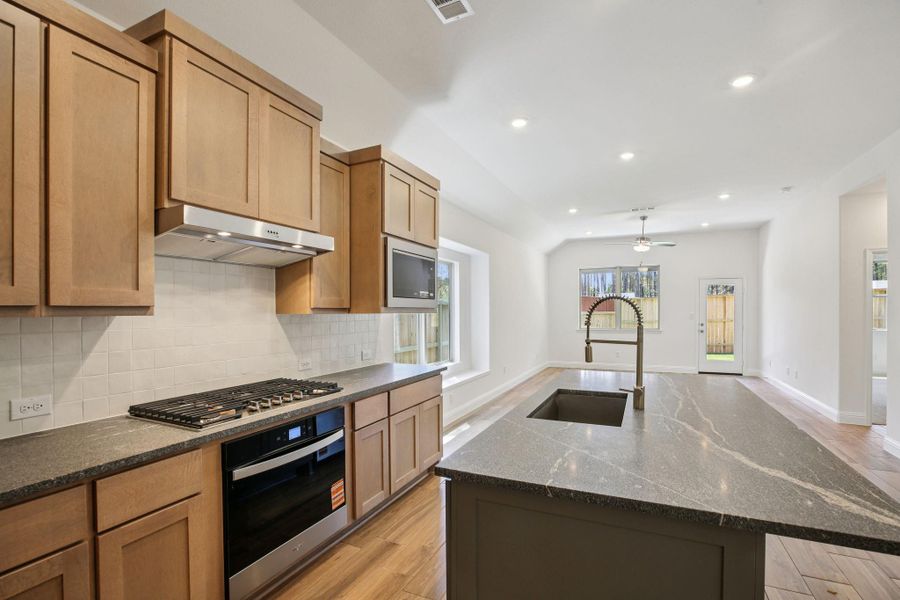 Furnished interior view inside a new home in Evergreen 40', Conroe (Image 12).
