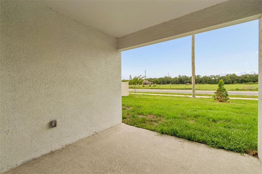 Exterior details and patio area of a home in Peace Creek Reserve, Winter Haven (Image 3).