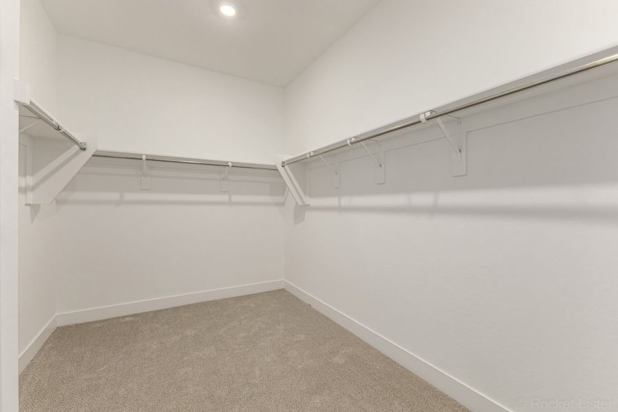 Spacious, unfurnished interior of a new home in Bella Vista Farms, San Tan Valley (Image 9).