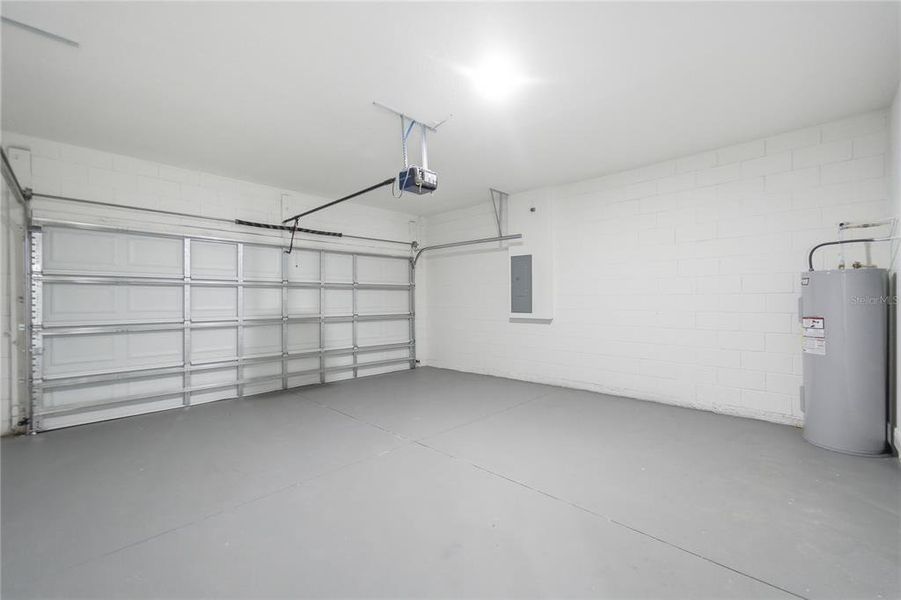 Spacious, unfurnished interior of a new home in , Ocala (Image 13).