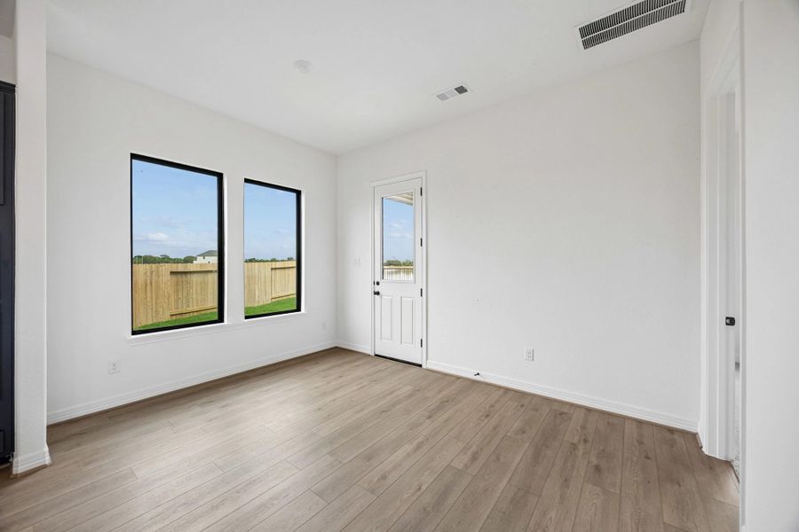 Spacious, unfurnished interior of a new home in Bergamo, Katy (Image 14).