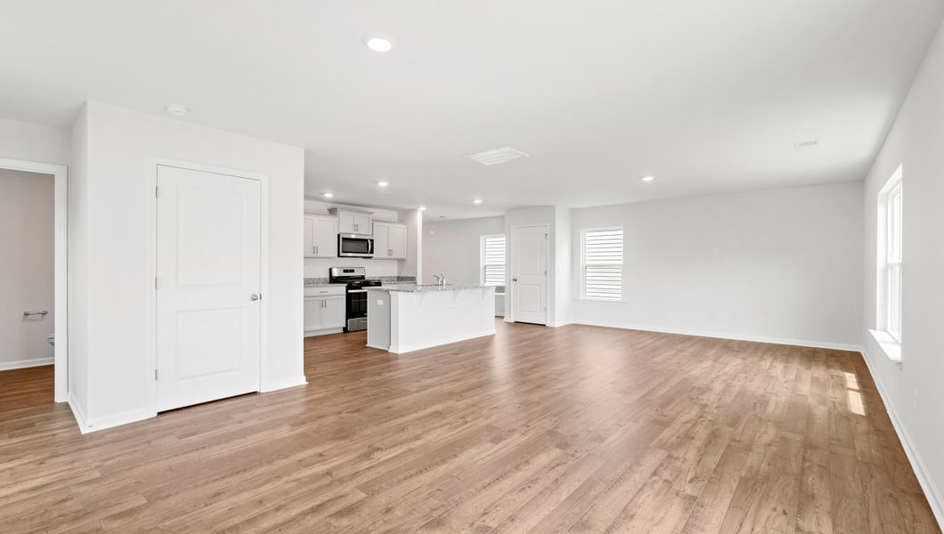 Spacious, unfurnished interior of a new home in Baxter Village, Boiling Springs (Image 17).