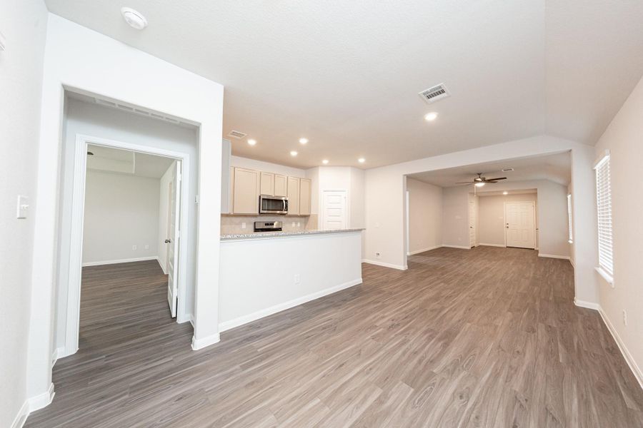 Spacious, unfurnished interior of a new home in River's Edge, Conroe (Image 9).