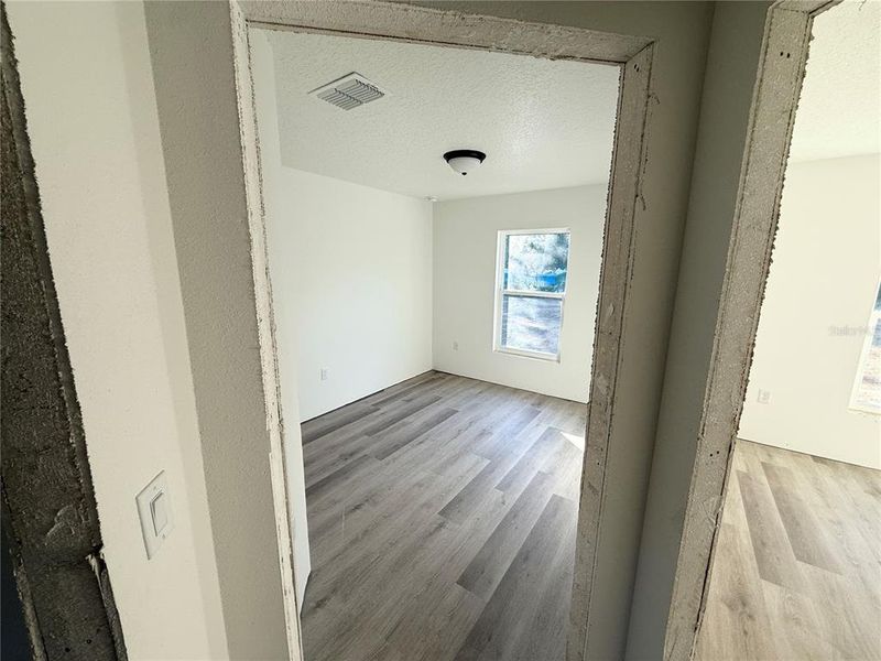 Spacious, unfurnished interior of a new home in , Ocala (Image 4).