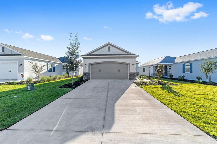 Exterior details and patio area of a home in , Ocala (Image 18).