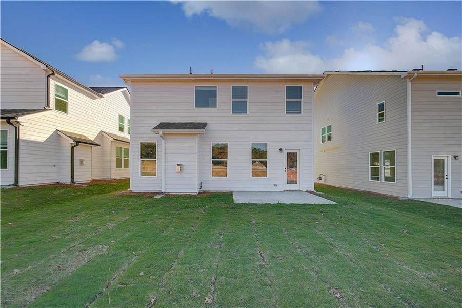 Exterior details and patio area of a home in Abbotts Crossing, Conyers (Image 3).