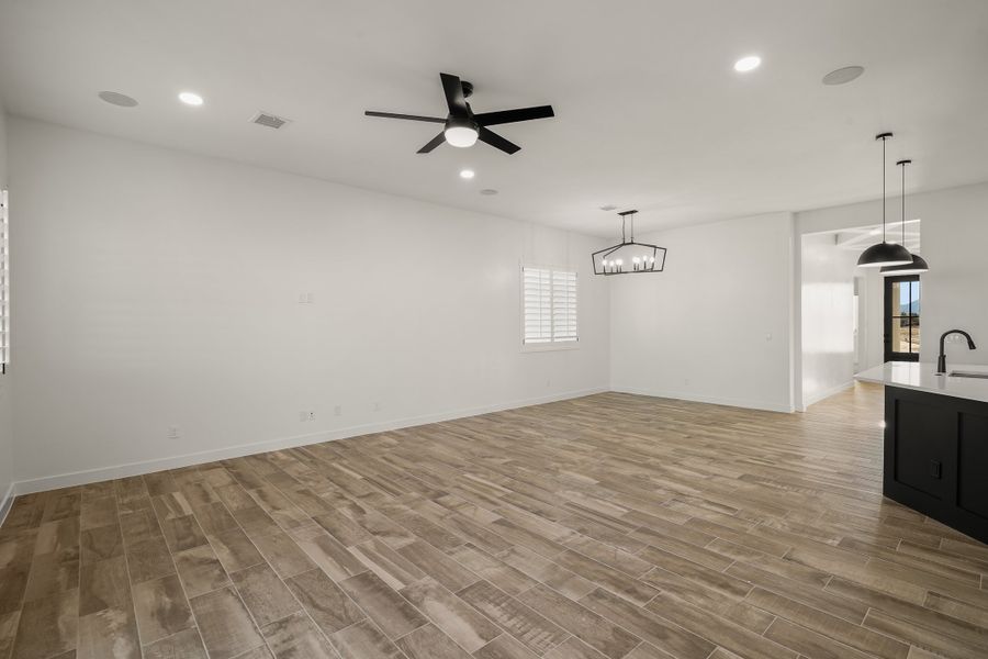 Spacious, unfurnished interior of a new home in Tierra Del Este 91, El Paso (Image 21). Spacious, unfurnished interior of a new home in Tierra Del Este 91, El Paso (Image 21).