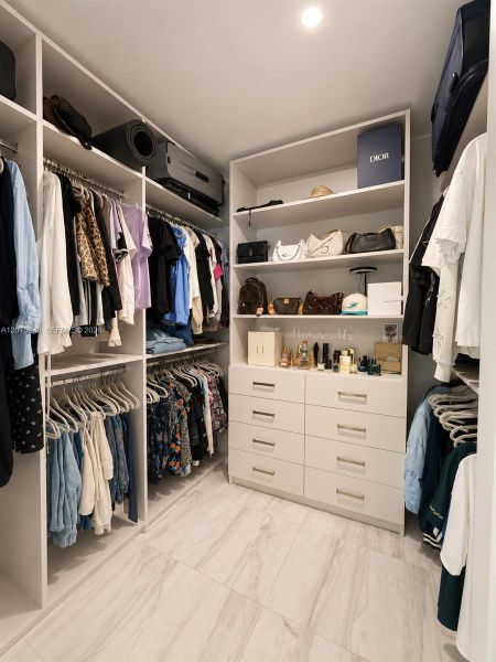 Master bedroom (2) closet