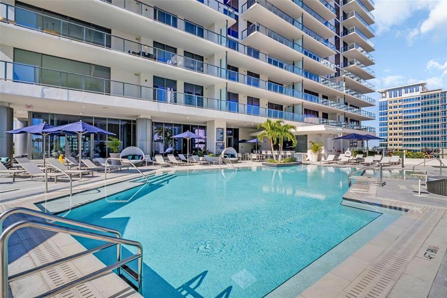 Condo located in St. Petersburg, FL showcasing its design and architecture (Image 41).