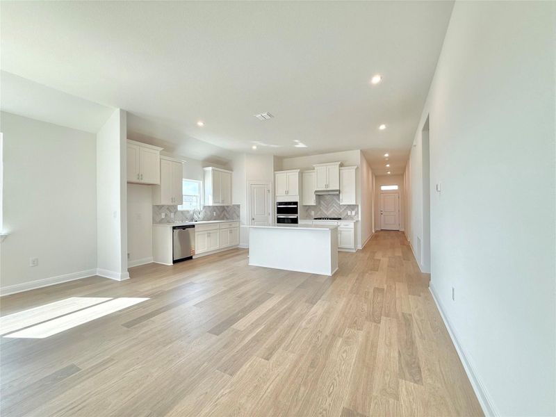 Spacious, unfurnished interior of a new home in Porter Country, Buda (Image 16).