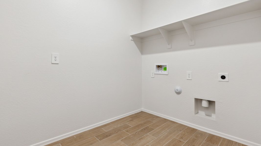 Spacious, unfurnished interior of a new home in Rio Rancho Estates, Wittmann (Image 27).