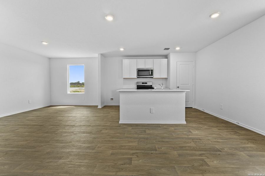 Spacious, unfurnished interior of a new home in Avenida, Converse (Image 26).