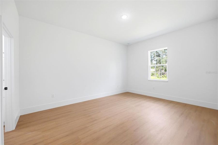 Spacious, unfurnished interior of a new home in , Ocala (Image 26).