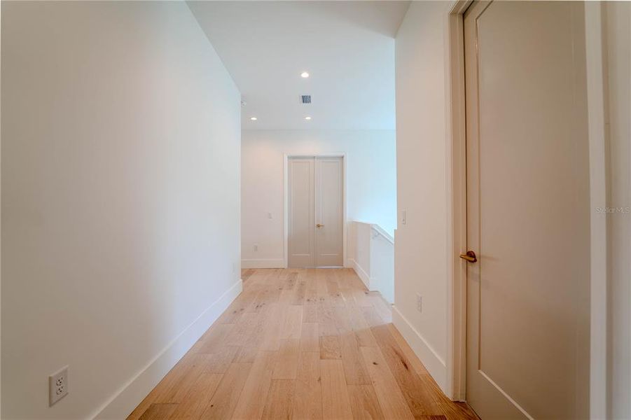 Spacious, unfurnished interior of a new home in , Tampa (Image 74).