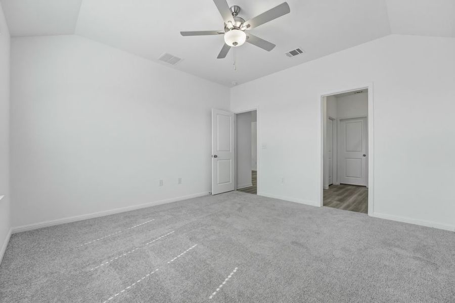 Spacious, unfurnished interior of a new home in Longview, Del Valle (Image 13).