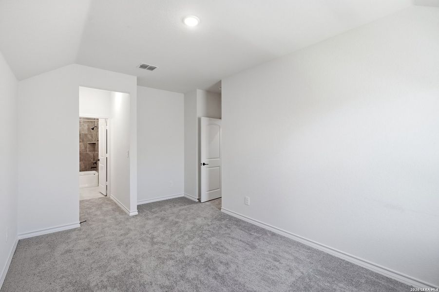 Spacious, unfurnished interior of a new home in Davis Ranch, San Antonio (Image 33).