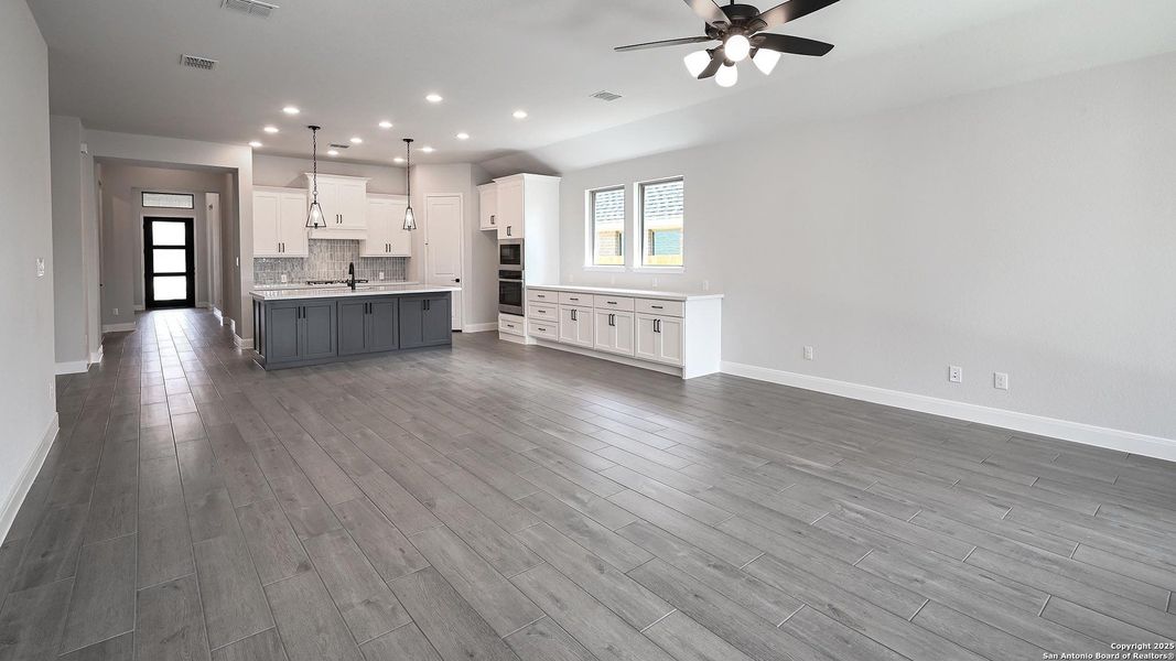 Spacious, unfurnished interior of a new home in Meadows Of Mill Creek 50', Seguin (Image 13).