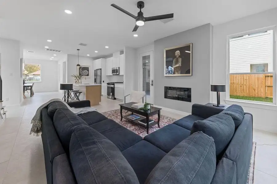 Abundant Light, seamless design Great for family gatherings and entertainment.