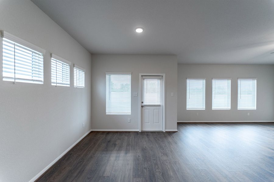 Spacious, unfurnished interior of a new home in Paramount, Kyle (Image 11).