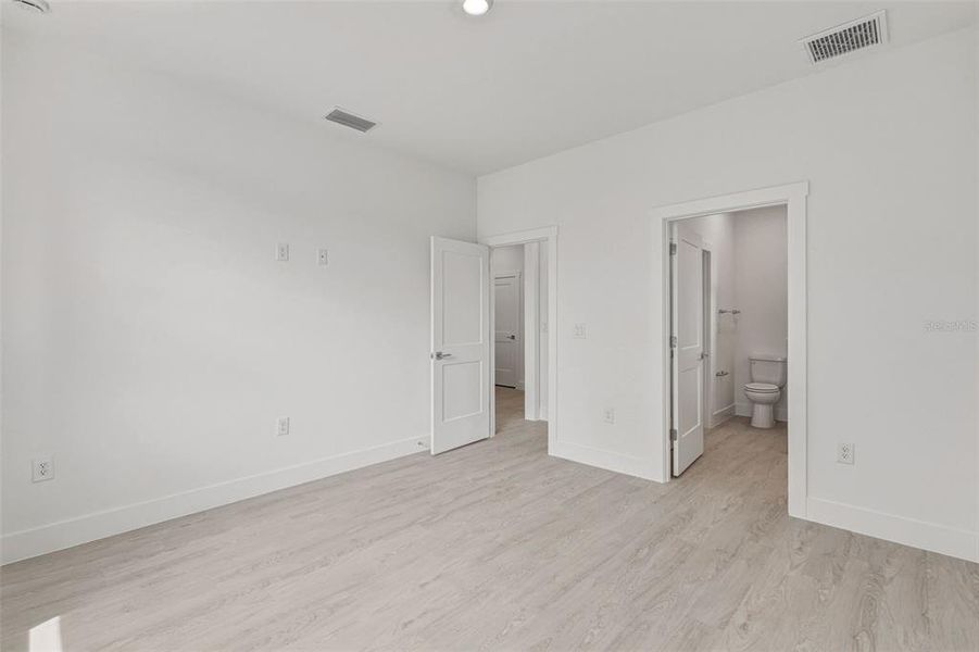 Spacious, unfurnished interior of a new home in , Punta Gorda (Image 25).