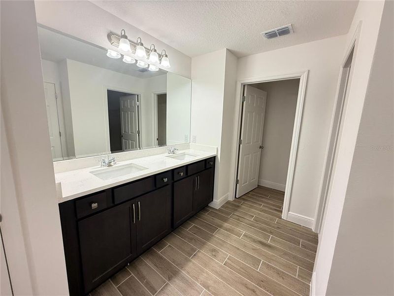 Furnished interior view inside a new home in Ridgeview, Clermont (Image 5).
