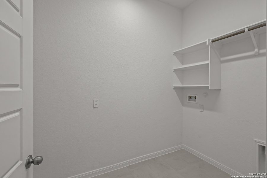 Spacious, unfurnished interior of a new home in Homestead 75', Schertz (Image 30).