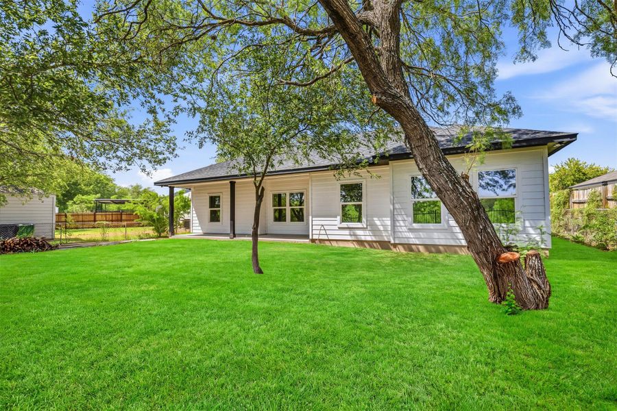 Exterior details and patio area of a home in , San Antonio (Image 18).