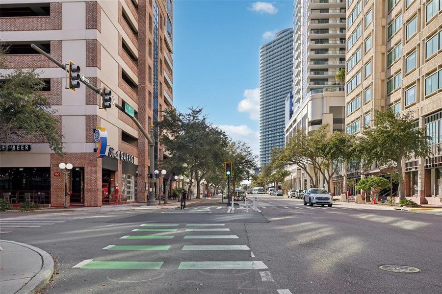 Condo located in St. Petersburg, FL showcasing its design and architecture (Image 29).