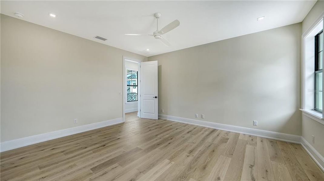 Spacious, unfurnished interior of a new home in , Sarasota (Image 23).