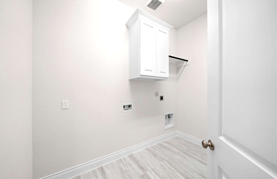 Spacious, unfurnished interior of a new home in Bridgeland 60′, Cypress (Image 33).