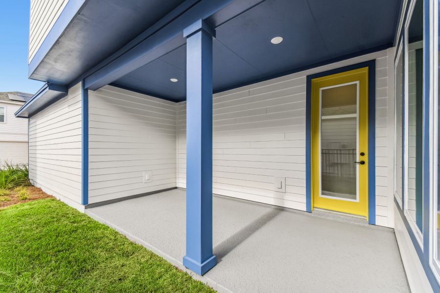 Exterior details and patio area of a home in Weslyn Park in Sunbridge 34', St. Cloud (Image 3).