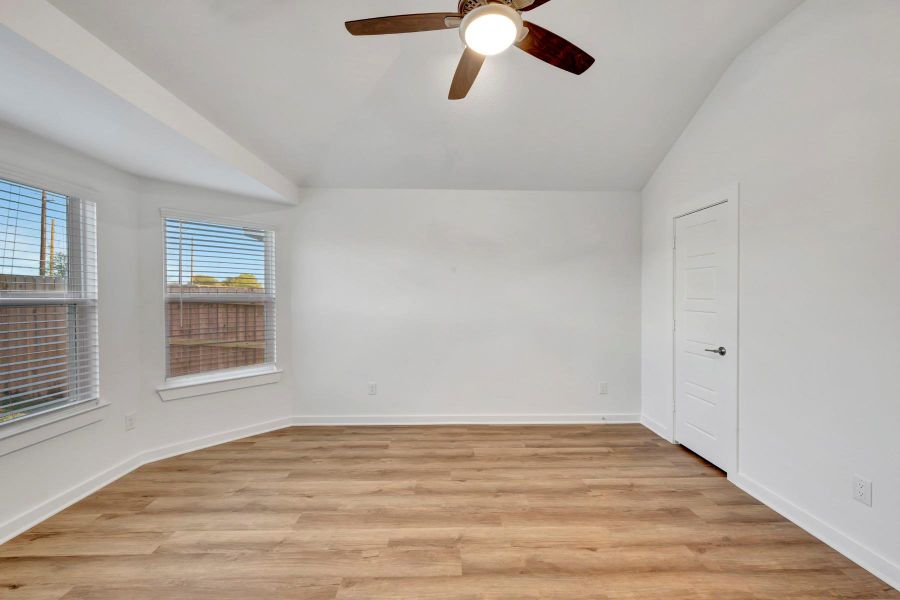 Spacious, unfurnished interior of a new home in Summerview, Fulshear (Image 24).