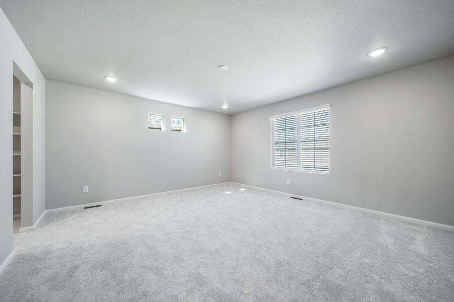 Spacious, unfurnished interior of a new home in Green Valley Ranch, Aurora (Image 24).