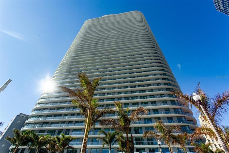 Condo located in St. Petersburg, FL showcasing its design and architecture (Image 3).