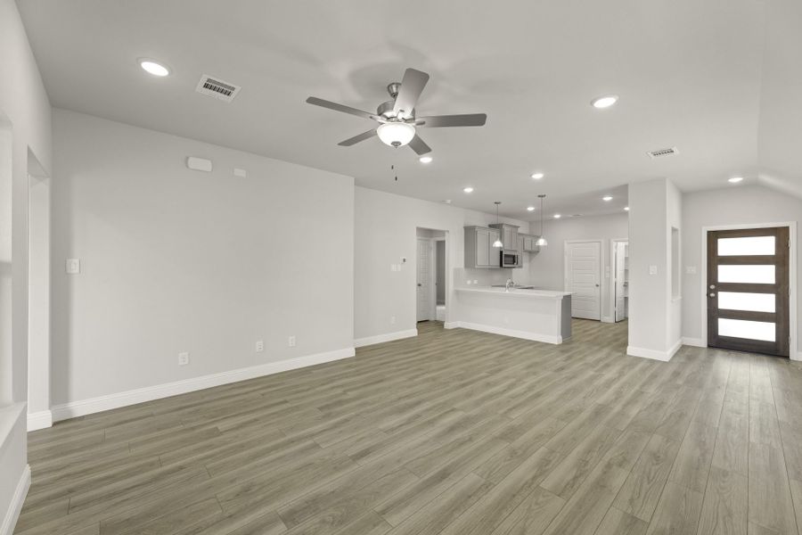 Spacious, unfurnished interior of a new home in Keeneland, Aubrey (Image 22).