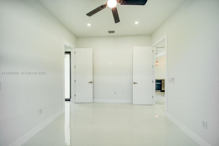 Spacious, unfurnished interior of a new home in , Cape Coral (Image 28).