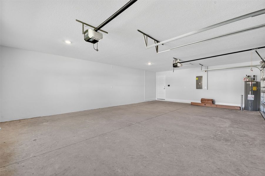 Spacious, unfurnished interior of a new home in Hill Country Estates, Dade City (Image 35).