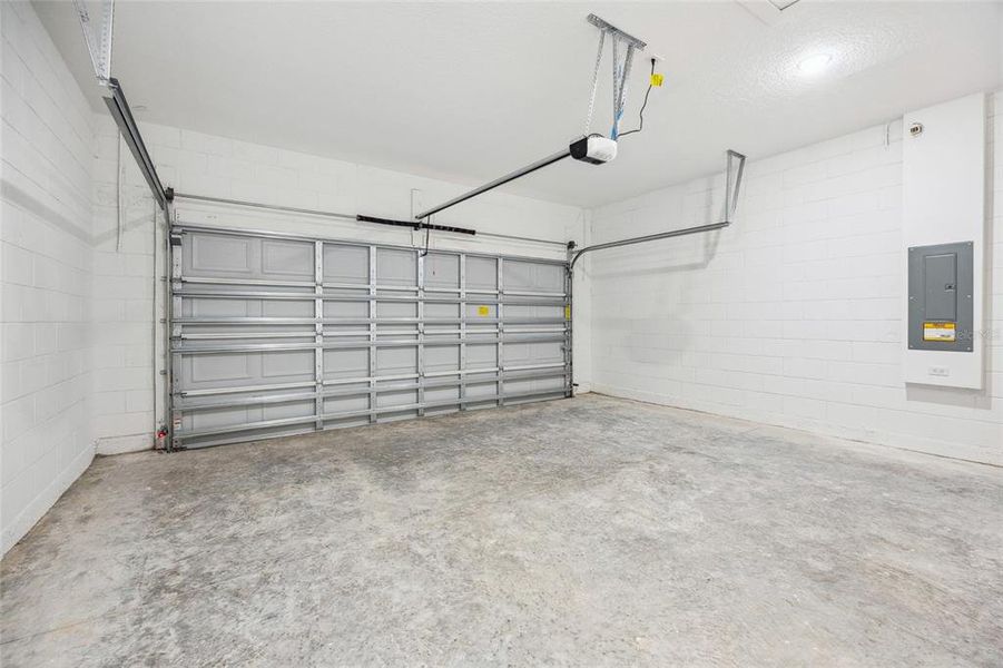 Spacious, unfurnished interior of a new home in , Citrus Springs (Image 12).