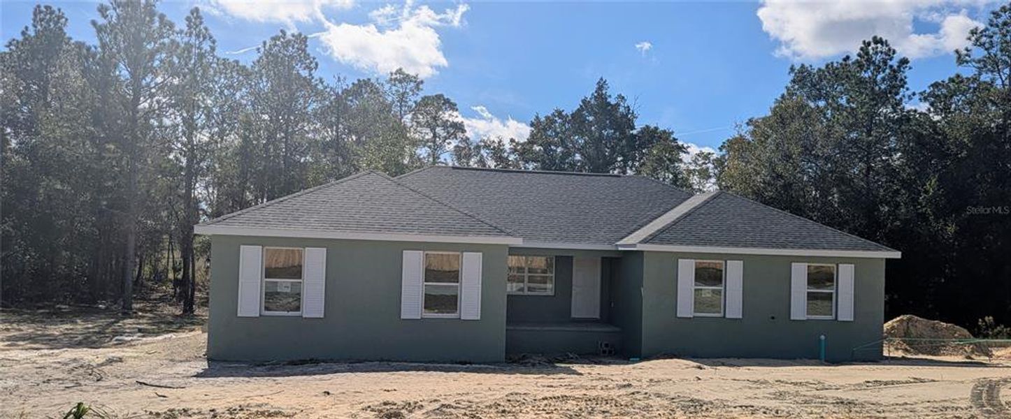 Exterior details and patio area of a home in , Dunnellon (Image 1).