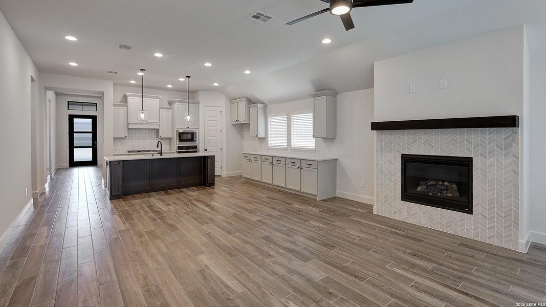 Spacious, unfurnished interior of a new home in Esperanza, Boerne (Image 27).