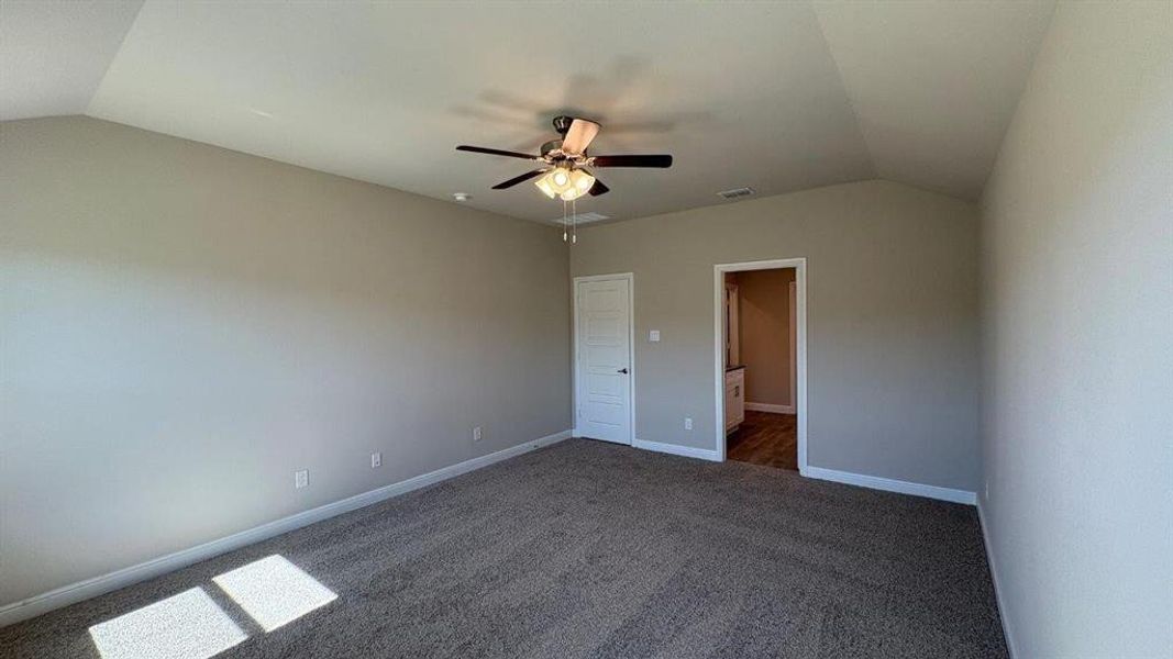 Spacious, unfurnished interior of a new home in Sandstone Estates, Granbury (Image 16).